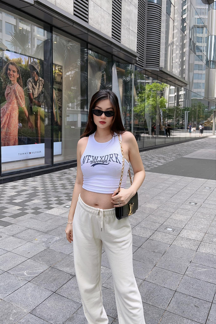 Mẹ bầu - á hậu Diễm Trang sang chảnh với gu thời trang dạo phố 'đỉnh của đỉnh' Ảnh 2