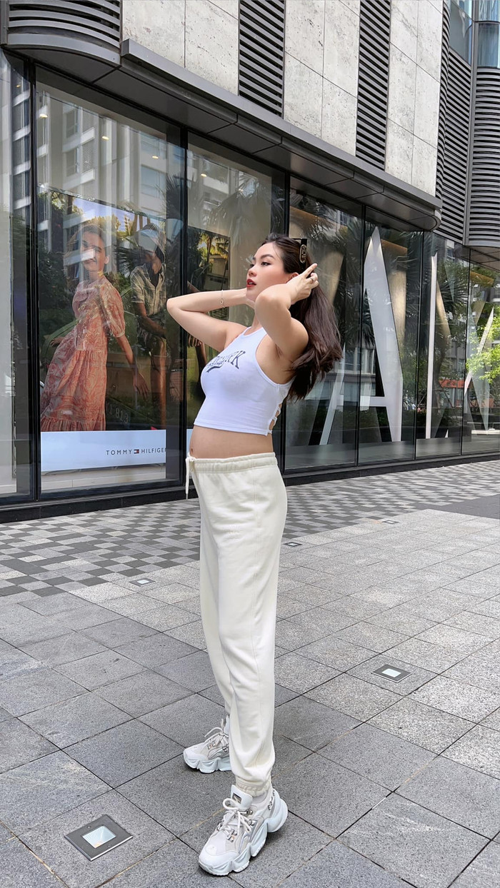 Mẹ bầu - á hậu Diễm Trang sang chảnh với gu thời trang dạo phố 'đỉnh của đỉnh' Ảnh 3