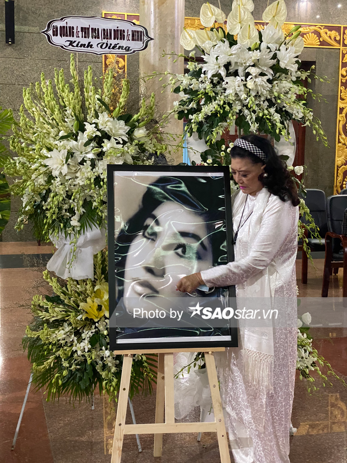 Xót xa hơn, NSND Kim Cương còn vuốt ve hình ảnh của người bạn. Bà và cố diễn viên vốn có mối quan hệ thân thiết 