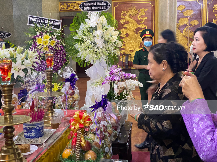 Các nghệ sĩ dâng nén hương cho cố diễn viên trước giờ đọc điếu văn