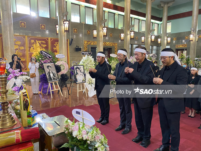 Các con Thẩm Thuý Hằng thắp hương cho mẹ lần cuối