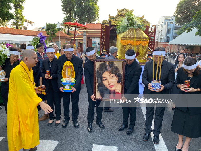 Sau khi thực hiện lễ di quan, linh cữu của cố diễn viên sẽ được hỏa táng tại Phúc An viên, thành phố Thủ Đức (thành phố Hồ Chí Minh) 