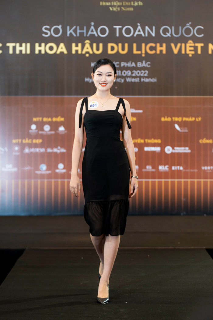 Thí sinh Nguyễn Thị Tường Vân đến từ Thái Nguyên, sở hữu chiều cao 1m70. Cô tốt nghiệp ngành Ngôn ngữ Anh và là một tiếp viên hàng không.