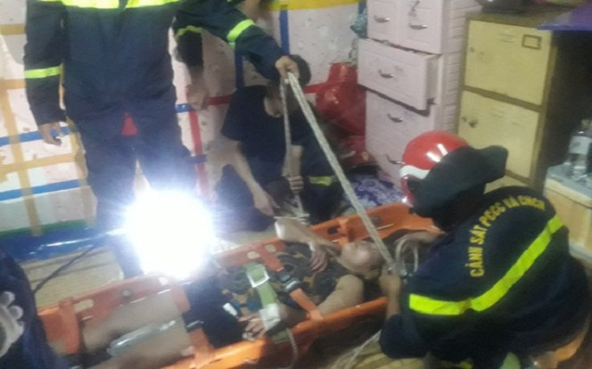 Nghẹt thở giây phút đội cứu hộ phá cửa sổ, giải cứu nạn nhân nguy kịch bị mắc kẹt trên căn gác nhỏ hẹp Ảnh 2