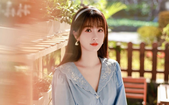 Ngu Thư Hân bị netizen 'soi' dùng hàng nhái trong phim mới, đạo diễn lập tức lên tiếng bênh vực Ảnh 2