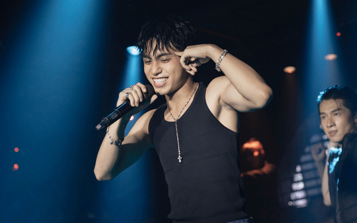 Clip: Em trai Sơn Tùng đang biểu diễn thì bị khán giả tố 'hát nhép', chê ngoại hình 'có chút éc' Ảnh 2