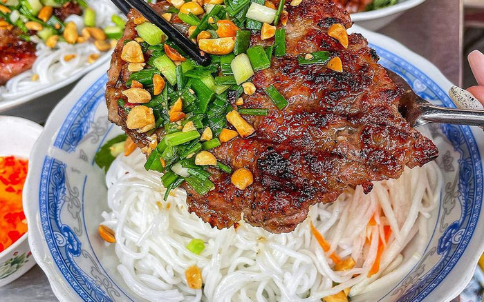 Những ngày chẳng biết ăn gì, lại thèm... bún thịt nướng Ảnh 2