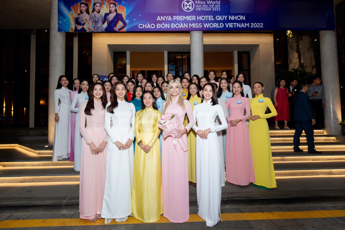 'Búp bê Barbie' Miss World 2021 quay lại Việt Nam lần thứ 2, fan lại ngắm 'no nê' nhan sắc đẹp như tạc Ảnh 7