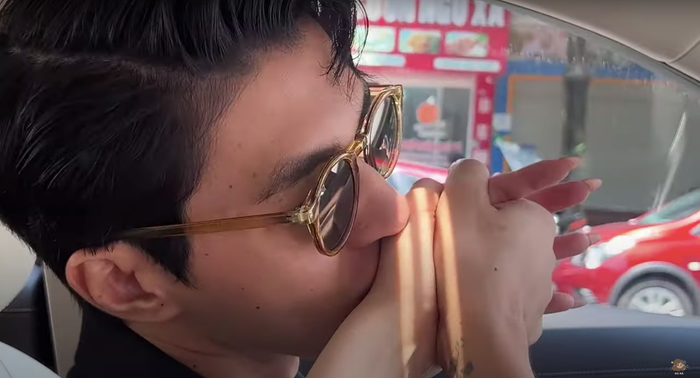 Bình An đón Phương Nga đi học về, ngọt ngào hôn tay, thể hiện sự yêu chiều bạn gái.