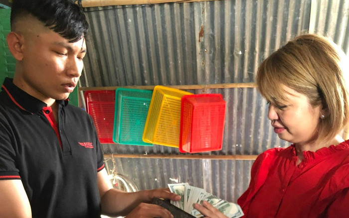 Nhặt được ví tiền có 4.000 USD, nam tài xế liền có hành động quả quyết Ảnh 2