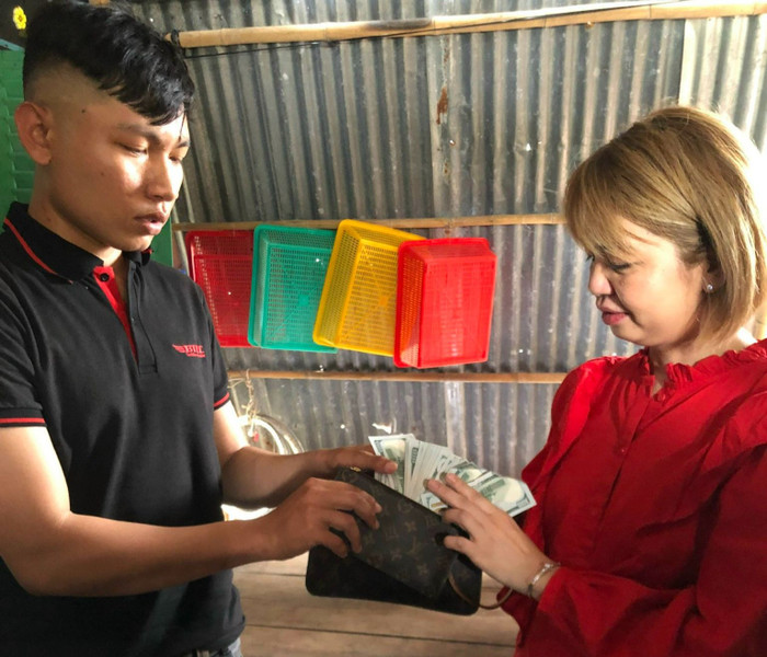 Anh Phong trao trả lại ví tiền nhặt được trước sự chứng kiến của Cơ quan chức năng