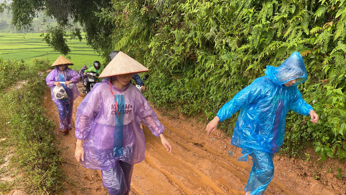 Thùy Tiên trèo đèo lội suối mang yêu thương về với bản làng: Có 1 vương miện vô hình mãi ở trong tim Ảnh 6