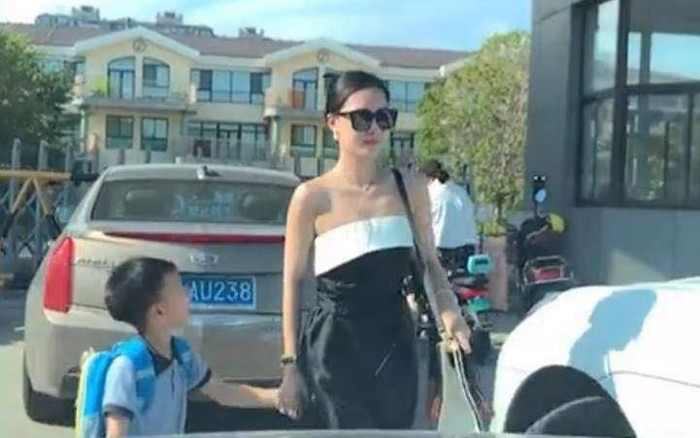 Bà mẹ ăn mặc lộng lẫy như siêu sao đến trường học đón con trai gây tranh cãi Ảnh 2