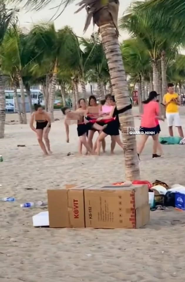 Nhóm chị em tham gia team building ăn mặc phản cảm ở bãi biển khiến dân mạng ngán ngẩm