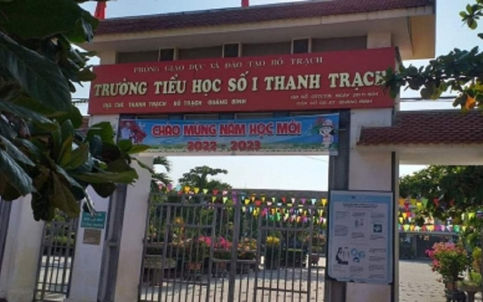 Học sinh tiểu học ngã từ tầng 2 xuống sân trường, gãy 2 tay Ảnh 2