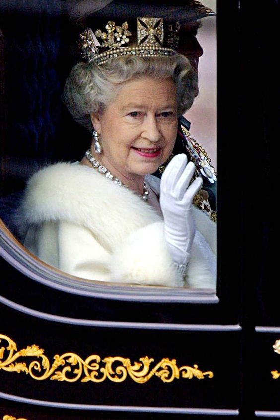 Không giống với những chiếc vương miện khác, George IV State Diadem là vương miện chỉ dùng riêng cho nhà vua. George IV đã đặt hàng chiếc vương miện này vào năm 1820 để đội trong lễ đăng quang.