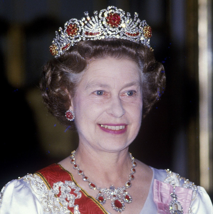 Chiếc vương miện Burmese Ruby của Nữ hoàng Elizabeth cũng được tạo ra bởi các mảnh rời từ một chiếc vương miện cũ.