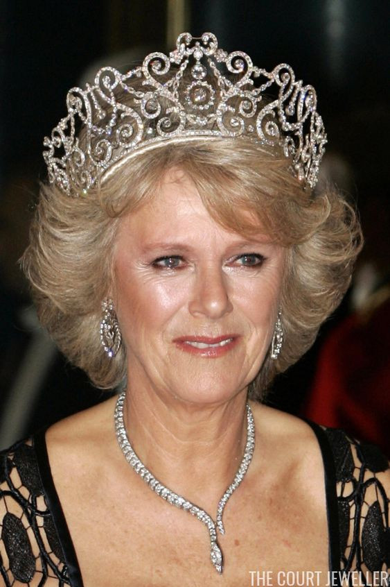 Khi Vua George V và Nữ hoàng Mary lên ngôi Hoàng đế và Hoàng hậu của Ấn Độ, Nữ hoàng cần một thứ gì đó thật rực rỡ để đội. Vì vậy, Garrard đã tạo ra vương miện Delhi Durbar sau khi tháo rời chiếc Boucheron Loop.