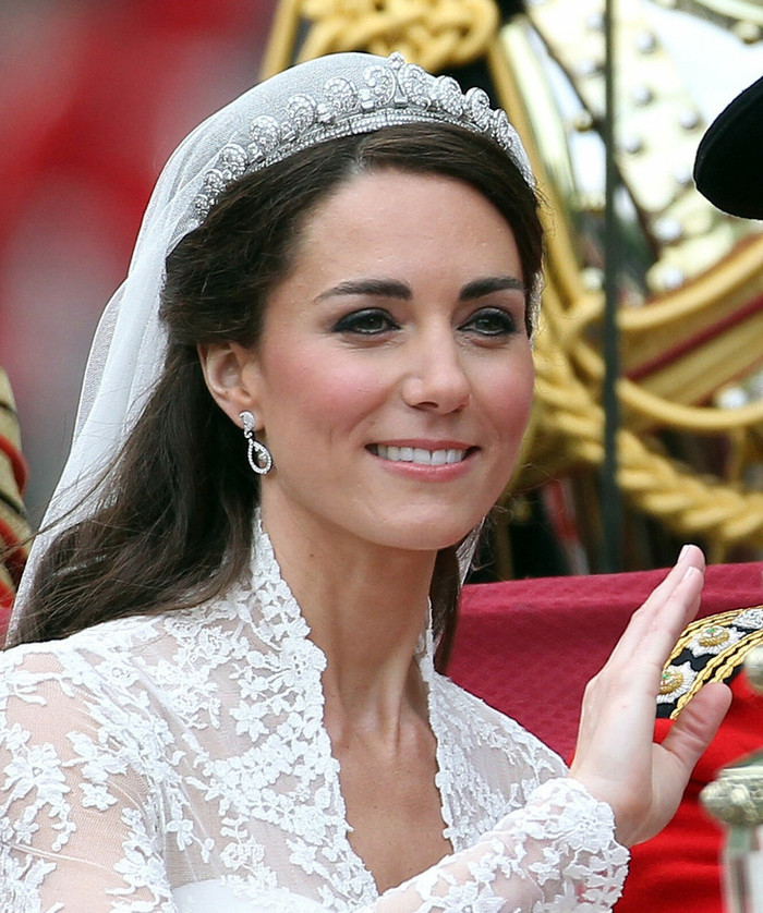 Nữ hoàng đã cho Kate Middleton mượn chiếc vương miện Halo trong ngày cưới của cô với hoàng tử William. 