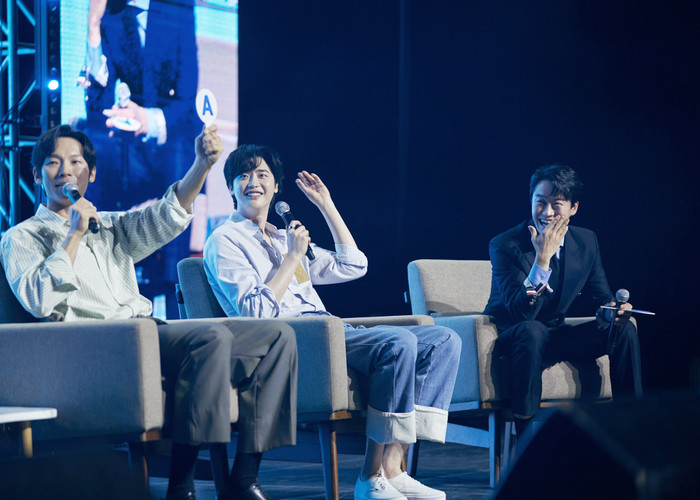 Lee Jong Suk tiết lộ cái kết của Big Mouth khiến khán giả ngỡ ngàng Ảnh 2