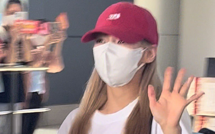 Fan Việt may mắn nhất năm: Đang dạo phố thì được 'DJ miền Tây' Hyoyeon ký tặng Ảnh 2