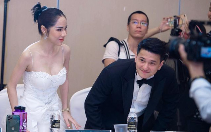 Diện đồ giống trang phục cưới, Huỳnh Anh và Lan Phương vướng vào nghi vấn đã kết hôn Ảnh 2