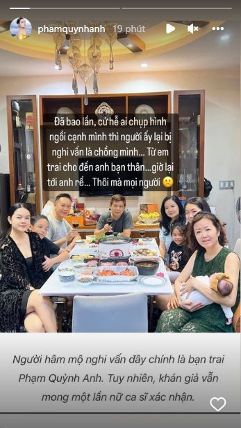 Bài đăng mới nhất của Phạm Quỳnh Anh trên trang cá nhân, người ngồi bên cạnh cô chính là anh rể chứ không phải là 'nửa kia' của nữ ca sĩ