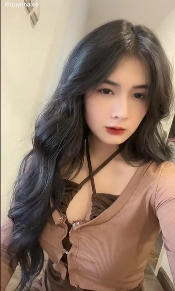 Nghi cố tình zoom cận camera khoe ngực, hot girl mạng khiến dân tình 'nóng mặt' vì phản cảm Ảnh 2