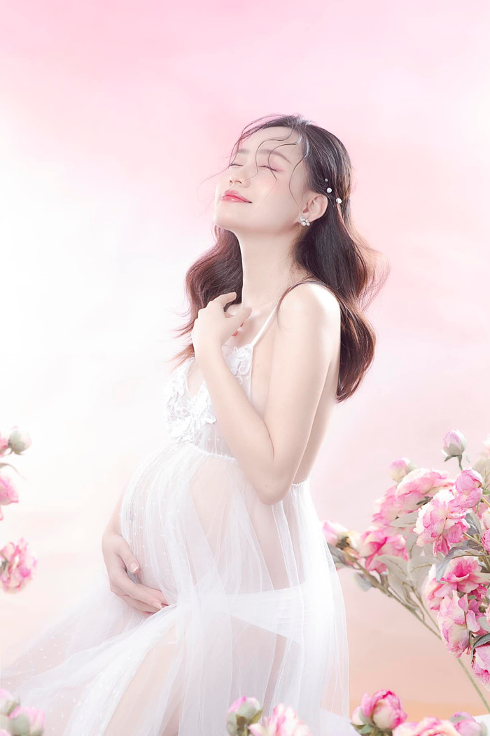 Bộ ảnh bầu đẹp như nàng thơ của BTV Thời tiết Xuân Anh.