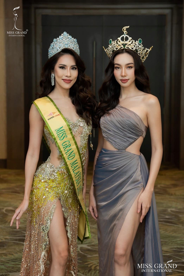 Không những hoạt động trong nước, Thùy Tiên cũng phải di chuyển theo lịch trình của một đương kim Hoa hậu Hòa bình Quốc tế. Đất nước gần nhất mà cô ghé thăm bao gồm Thái Lan, Malaysia, Ấn Độ. 