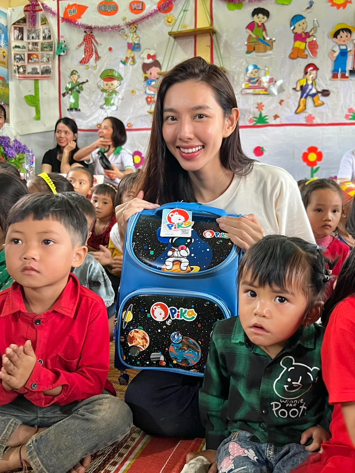 Người đẹp tinh tế diện mặt mộc mỗi khi đi thiện nguyện, tạo cảm giác gần gũi đối với mọi người. Sau khi bị tung tin đồn 'thất thiệt', Hoa hậu Thùy Tiên lấy lại tinh thần tươi rói để đón trung thu cùng các em nhỏ tại huyện Mộc Châu, Sơn La. 