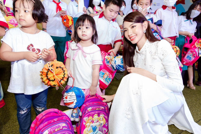 Trong mùa trung thu, người đẹp hoạt đồng đầy năng suất, hầu hết người đẹp luôn có mặt tại các buổi trao quà cho các em nhỏ vui đón tết đoàn viên tháng 9. 