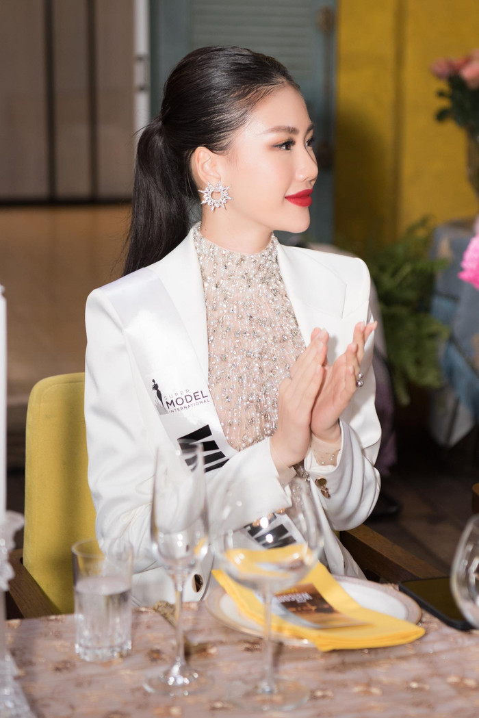 Bùi Quỳnh Hoa xinh như bông, sải bước thần sầu ẳm giải Best Catwalk khiến fan Việt tự hào Ảnh 5