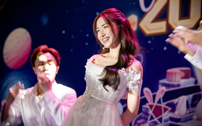 Chờ hơn 1 tiếng rưỡi đồng hồ, bị đẩy tiết mục biểu diễn xuống đột ngột: Hòa Minzy có chia sẻ ghi điểm! Ảnh 2