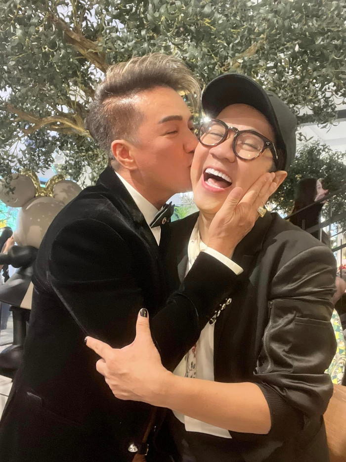 Nam ca sĩ thân thiết cùng đàn anh.