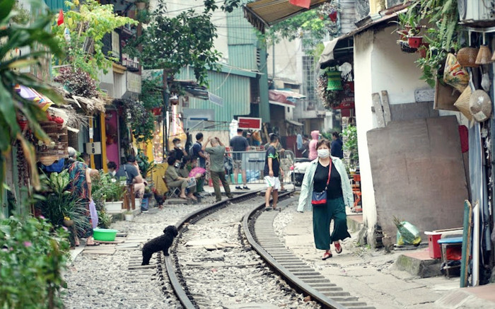 Hà Nội ra quân dựng hàng rào chắn, 'xoá' phố cà phê đường tàu Ảnh 2