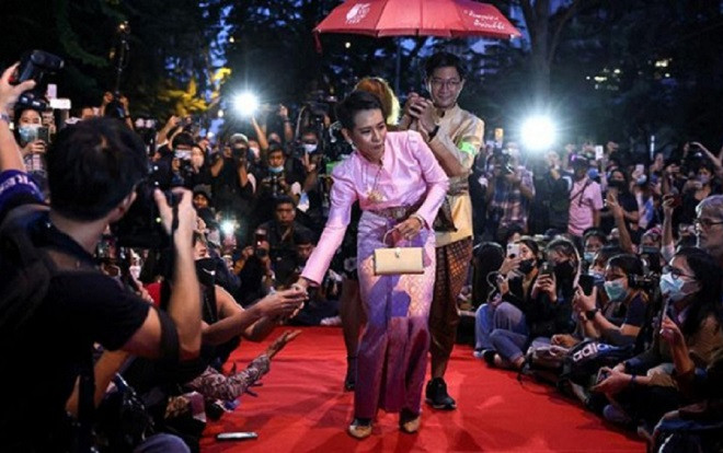 Mặc đồ giống Hoàng hậu Thái Lan, cô gái trả giá đắt Ảnh 2