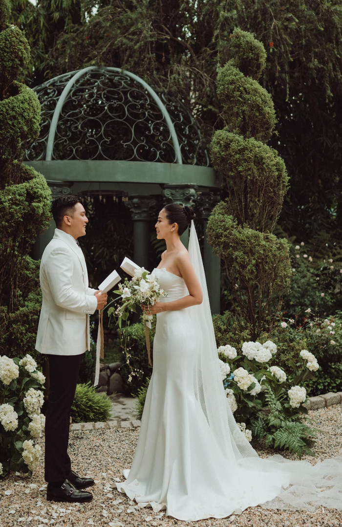 Trước thềm đám cưới, cặp đôi đã cùng nhau thực hiện nhiều bộ ảnh cưới đầy ấn tượng. Cô và chồng sắp cưới vô cùng hạnh phúc khi nhận được nhiều lời chúc tốt đẹp từ phía khán giả và bạn bè thân thiết