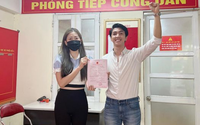 Bình An và Phương Nga khi khoe Giấy đăng ký kết hôn: Cô dâu 'rớt nước mắt', chú rể cười sung sướng Ảnh 2