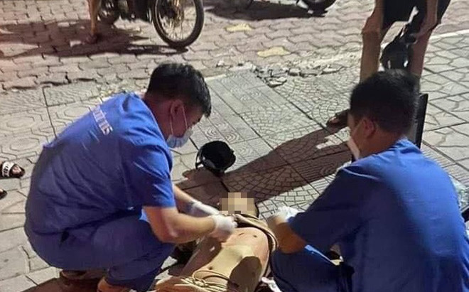 Hà Nội: Thanh niên bị đâm gục trên vỉa hè, bạn gái bị bắt lên ô tô Ảnh 2