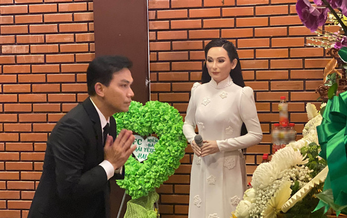 Mạnh Quỳnh về nước dự lễ giỗ đầu cố ca sĩ Phi Nhung, bật khóc vì nhớ tri kỉ Ảnh 2