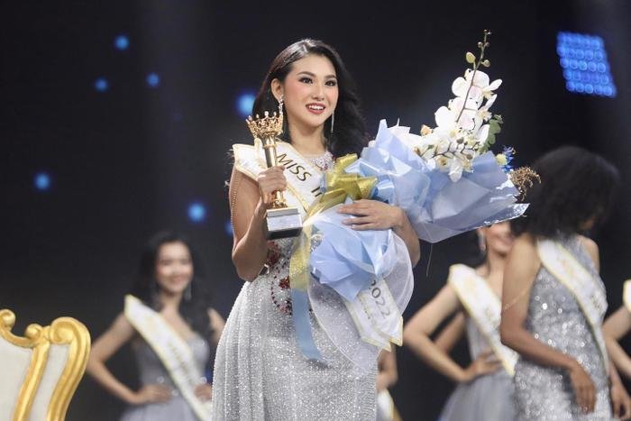 Nhan sắc 'ngọt như mía lùi' của đại diện Indonesia tại Miss World: Trình nuốt mic có qua được Mai Phương? Ảnh 4