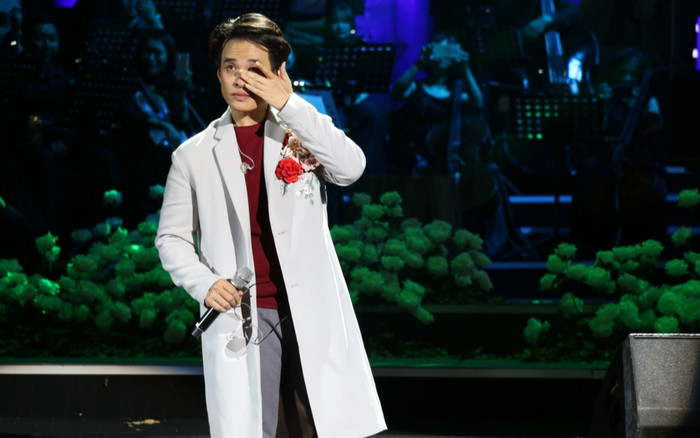 Hà Anh Tuấn xúc động, tháo kính lau nước mắt trên sân khấu khi trình diễn một ca khúc? Ảnh 2