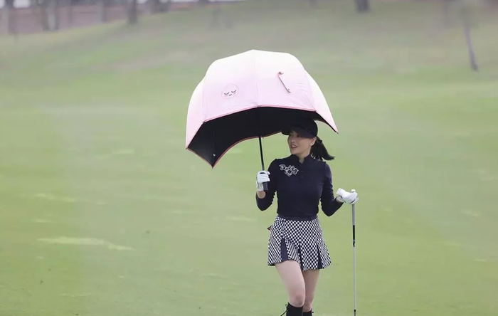 Phương Oanh bị chê 'phèn' khi mặc đồ đánh golf, Hiền Hò cũng bị réo tên Ảnh 3