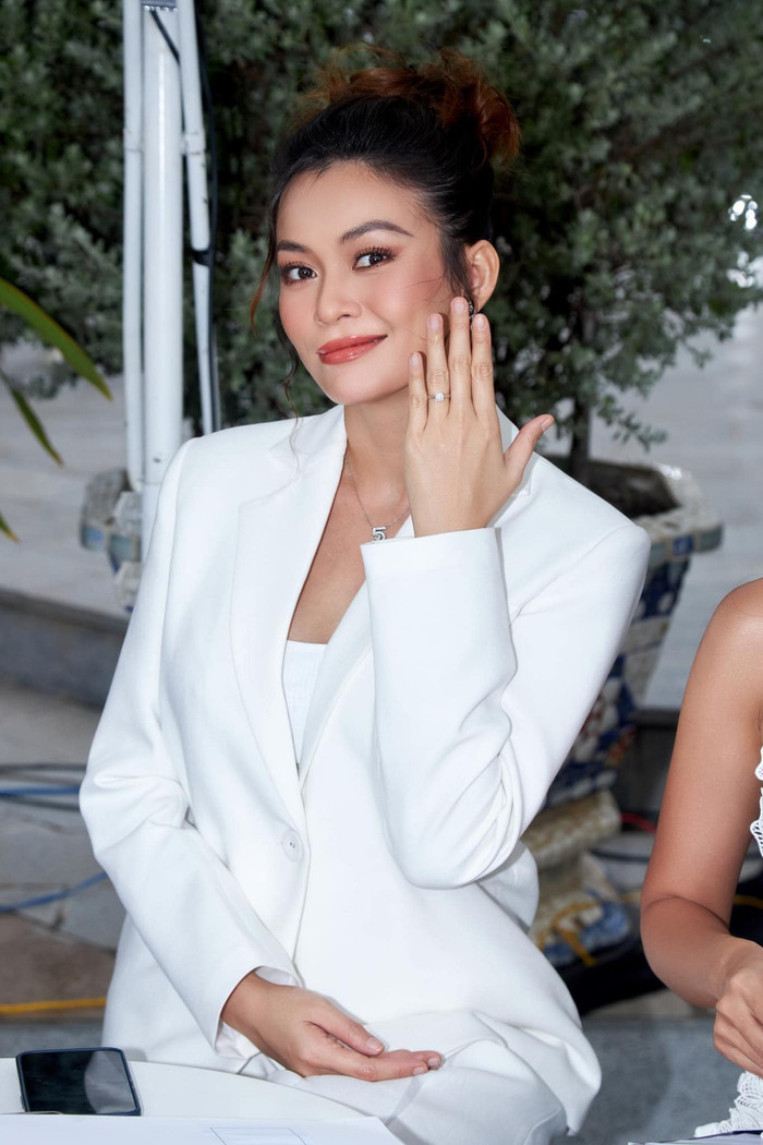 Mâu Thủy hài hước chia sẻ khoảnh khắc tự hào với chiếc nhẫn cưới trên tay, đón nhận nhiều sự quan tâm của bạn bè và người hâm mộ.