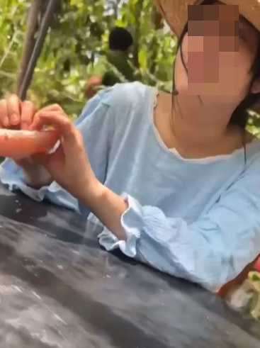 Dù bị truy bắt nhưng 'Anna Việt Nam' vẫn thản nhiên ngồi bóc bưởi ăn. (Ảnh: MXH)