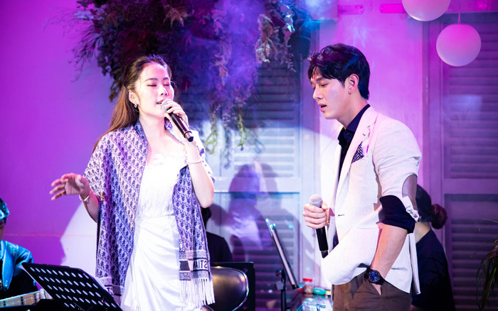 Nam Em chiếm trọn spotlight khi song ca hit 'Hoa nở không màu' cùng Song Luân trên sân khấu Ảnh 2