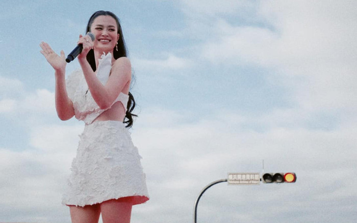 Đang biểu diễn, Đông Nhi có phản ứng gây chú ý khi thấy khán giả 'bắn rap' thay cho mình? Ảnh 2