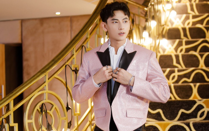 Isaac chỉnh đốn trang phục, tóc tai trước giờ lên sân khấu trình diễn: Nhan sắc không đùa được đâu! Ảnh 2