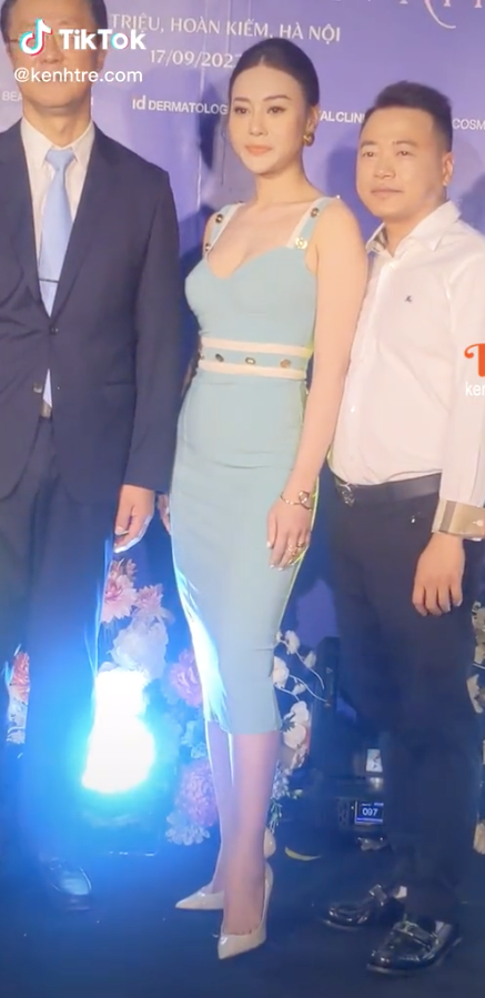 Lộ thêm hình ảnh thân mật, nắm tay nơi công cộng của Phương Oanh và shark Bình Ảnh 1